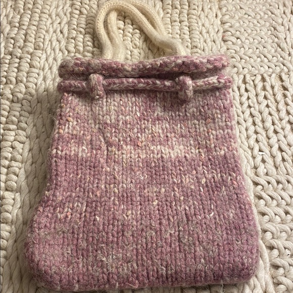 Hand-knit fuzzy tote bag - Picture 5 of 9